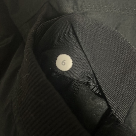 Lululemon black cropped running jacket size 6 - Picture 6 of 6